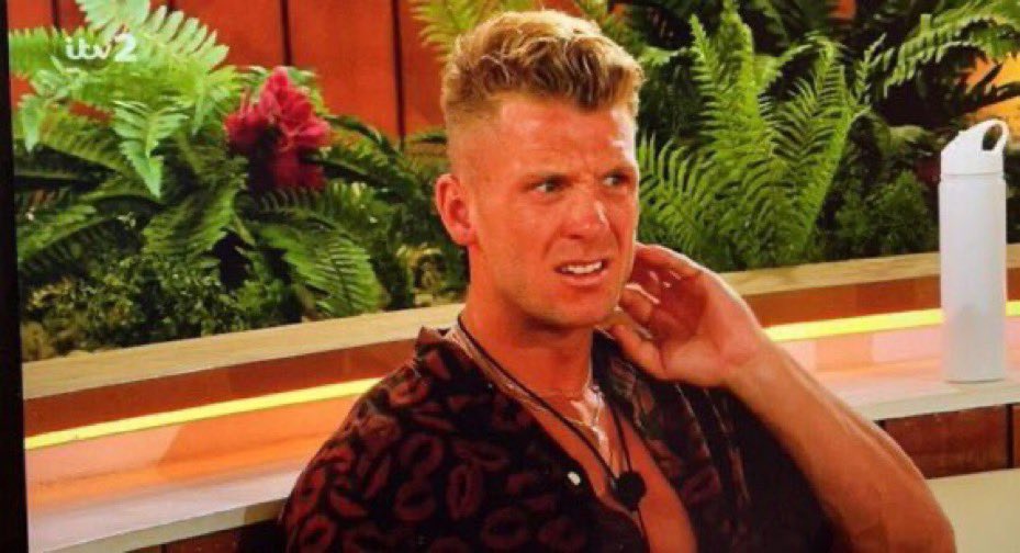 lolatrickle's tweet photo. ron and kai have fully just done a little hand shake and sang “players” what the fuck #LoveIsland https://t.co/V1WqytxyQf