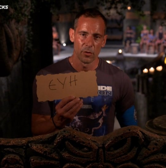 Faklana38's tweet photo. -Δεν υπάρχει θέμα με 'μένα και την Εύη, Βασάλο. Μη με εκθέτεις στις κάμερες. #survivorGR https://t.co/zac3aM9KgW