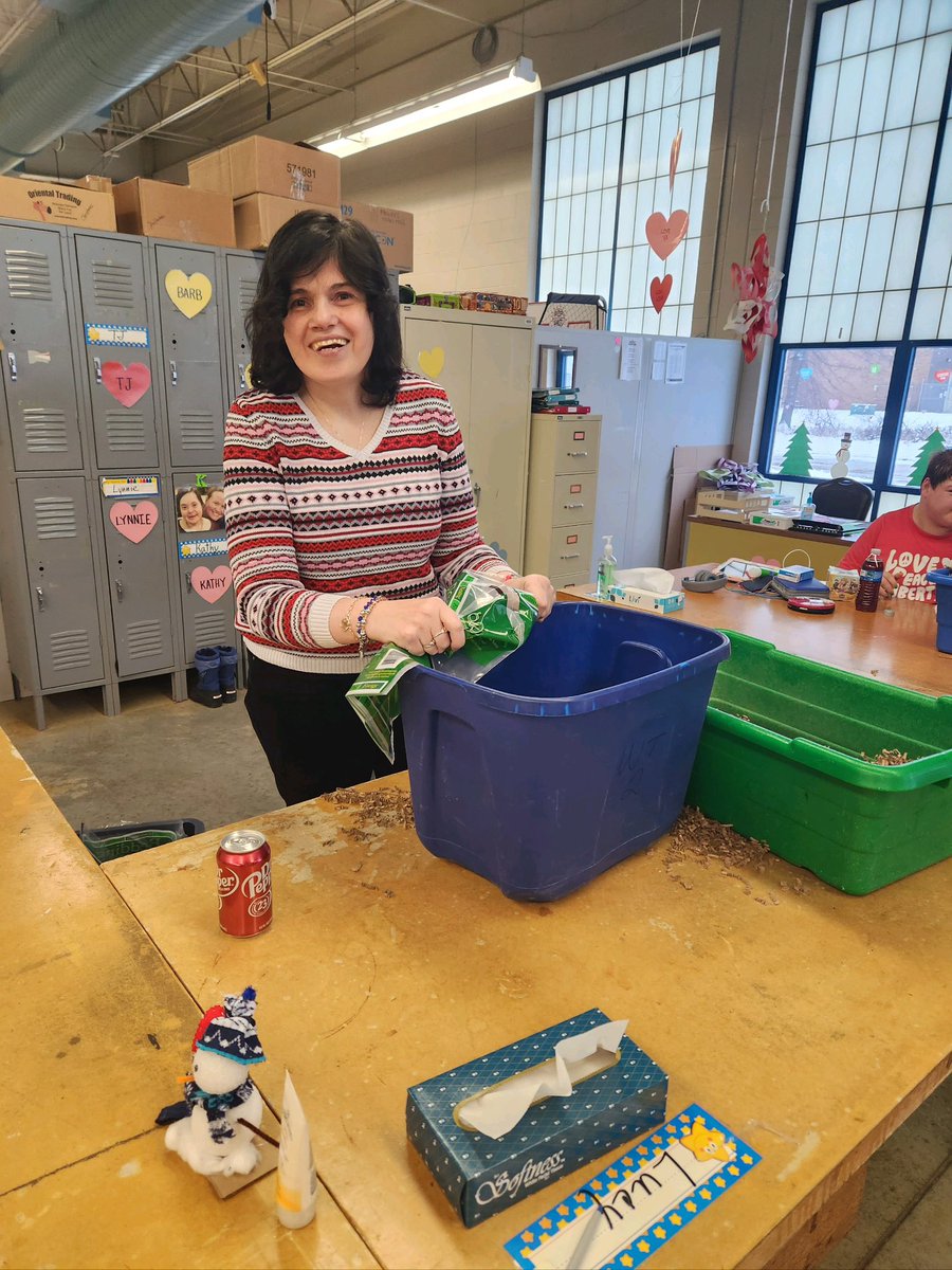 DeepwoodLake's tweet photo. We are working hard at the Willoughby Branch Program on a job for #Fibercore #PetBedding. We appreciate businesses who support employment for individuals who have developmental disabilities. Learn more about employment navigation at https://t.co/o7m6QZo9sY. #EmpowerEngageEnrich https://t.co/heaQe22CnD