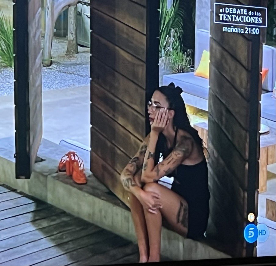 Yo sentada en la cola del McAuto a las 7AM esperando y Mycombo:

 #LaIslaDeLasTentaciones2