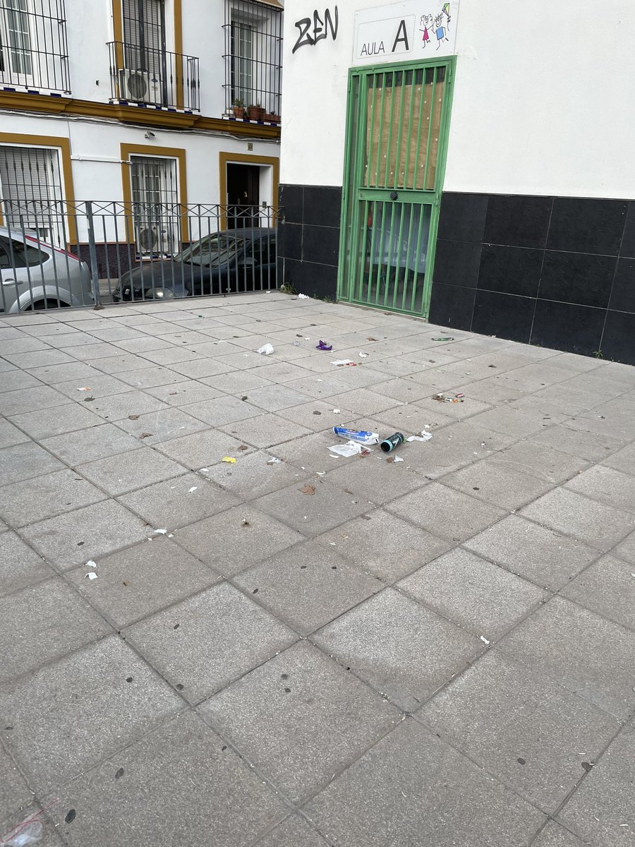fjgespejo's tweet photo. Lunes por la tarde, Pz. Bajondillo (Juan Rabadan - Castillo Lastrucci) toda la basura que suelen dejar los chavales que paran en la plaza, como cualquier fin de semana, ¿Seguirá mañana? https://t.co/aa2kE8KEPF