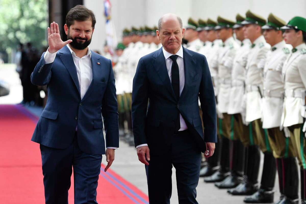jorgeheinel's tweet photo. La increíble liviandad d los medios en Chile :    
¿sabías q la visita del Canciller d #Alemania Olaf Scholz ( @Bundeskanzler ) a #Chile es la primera d un canciller alemán a nuestro país en 10 años ? Por qué la prensa nacional la esconde en sus páginas interiores ?  @BorisYopo https://t.co/Cl7S7jd471