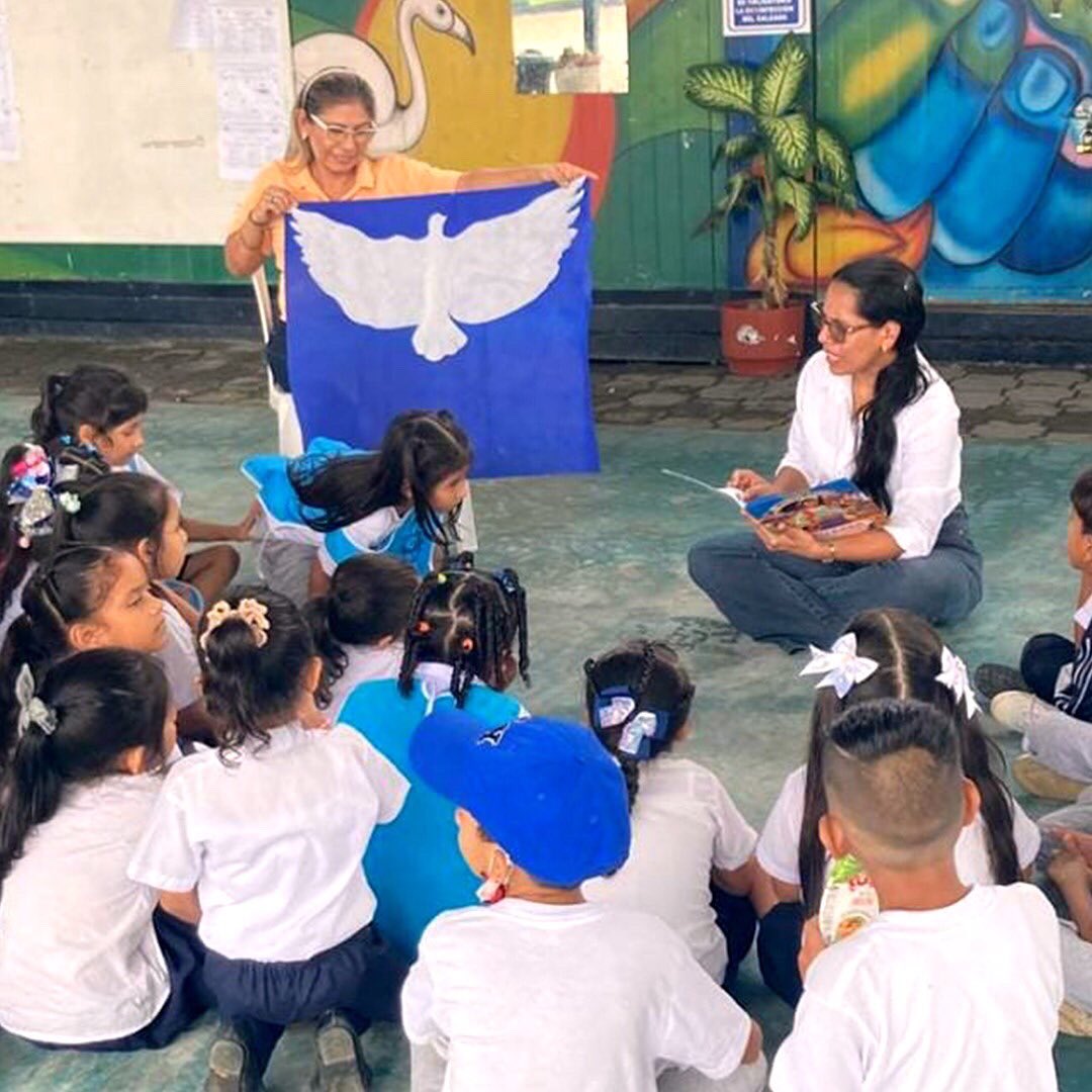 Nuestras niñas, niños y adolescentes fortalecieron las formas pacíficas para resolver conflictos. Conmemoramos el 𝗗𝗶́𝗮 𝗘𝘀𝗰𝗼𝗹𝗮𝗿 𝗱𝗲 𝗹𝗮 𝗡𝗼 𝗩𝗶𝗼𝗹𝗲𝗻𝗰𝗶𝗮 𝘆 𝗹𝗮 𝗣𝗮𝘇.
Pusimos en práctica valores como el respeto y solidaridad para construir ambientes armónicos.