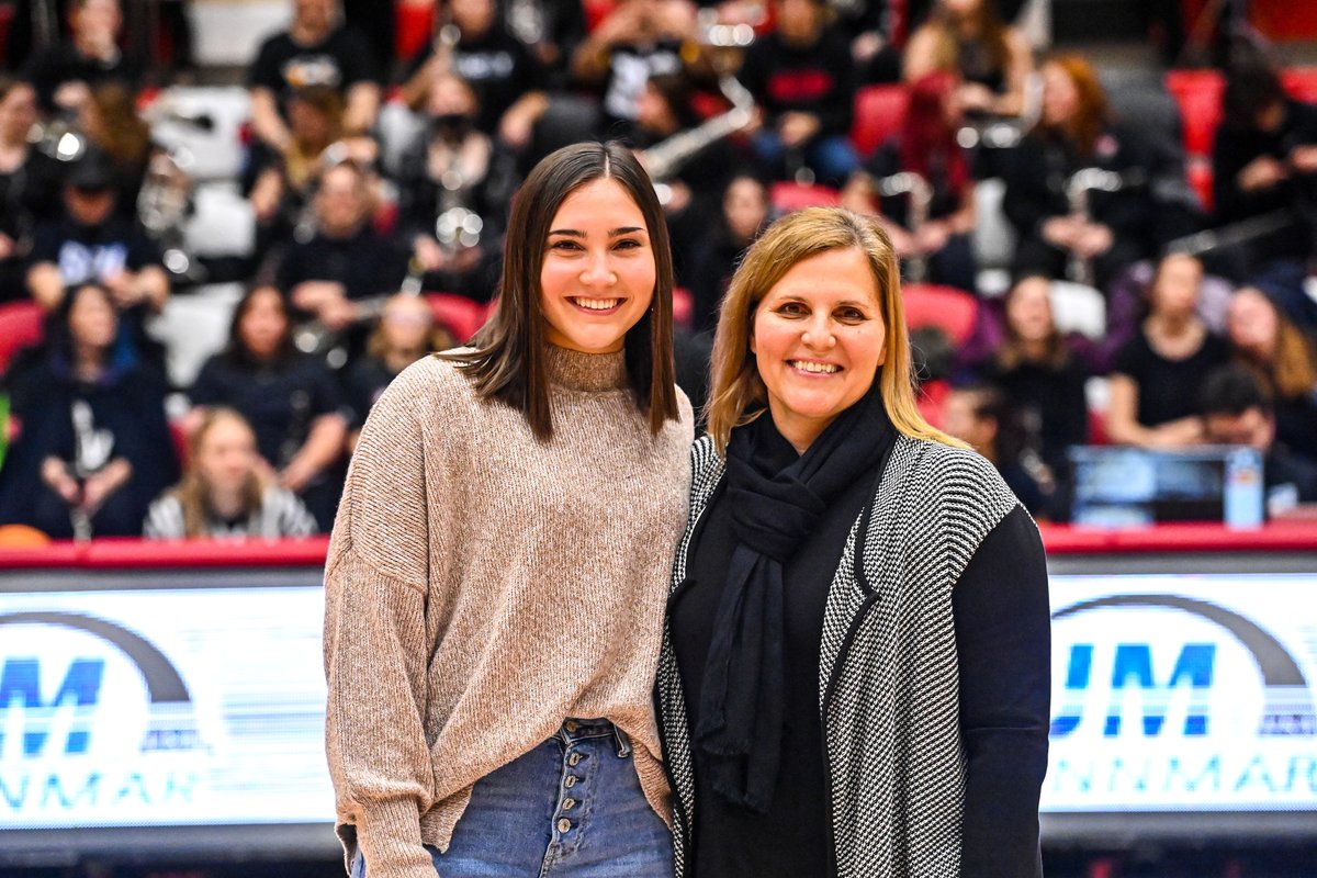 Emma Fenton was honored in last week's women's basketball game as the 𝙎𝙘𝙝𝙤𝙡𝙖𝙧 𝘼𝙩𝙝𝙡𝙚𝙩𝙚 𝙤𝙛 𝙩𝙝𝙚 𝙂𝙖𝙢𝙚 📚

🔴⚡️🏐
#GoRedFlash #RedFlashvb