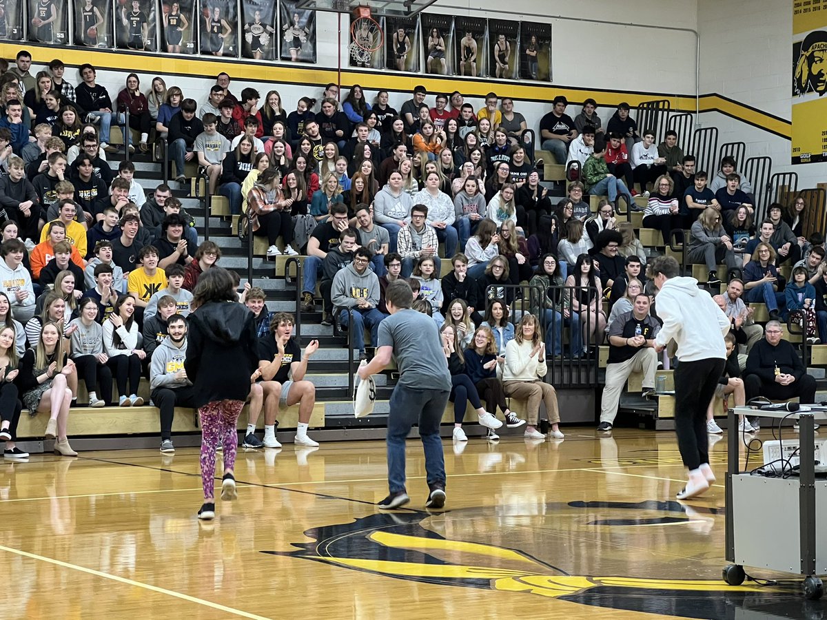 Our middle and high school students began their week with Tony Thompson this morning!  What a great message about finding your passion and the positivity service gives.