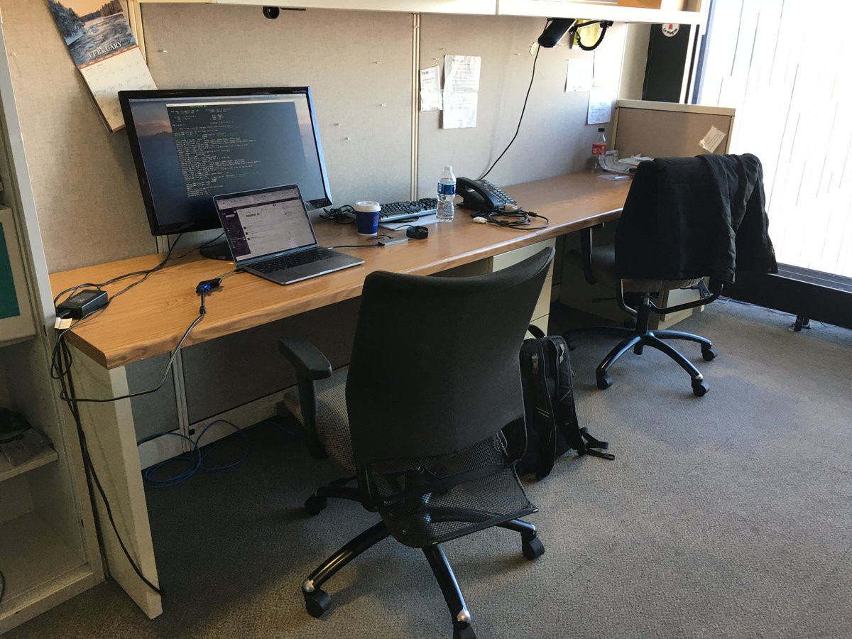 tirasemr's tweet image. Eski günlerdeki gibi... Postdoc yıllarındaki ofis alanım ve masam 10. katta aynen duruyor. Hatta 3 yıl önce hazırlayıp sunduğum Poster bile koridorda aynı şekilde duruyor.  #Fermilab