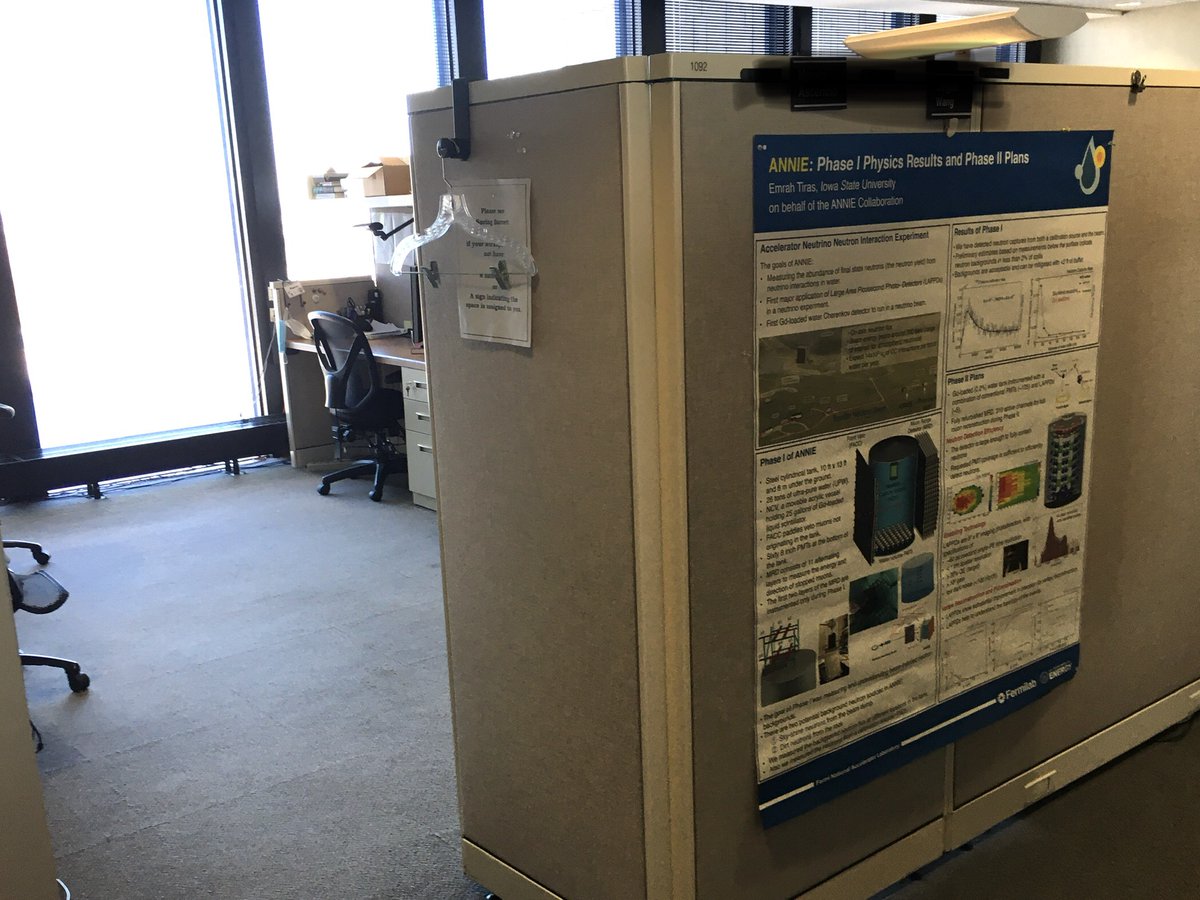tirasemr's tweet image. Eski günlerdeki gibi... Postdoc yıllarındaki ofis alanım ve masam 10. katta aynen duruyor. Hatta 3 yıl önce hazırlayıp sunduğum Poster bile koridorda aynı şekilde duruyor.  #Fermilab