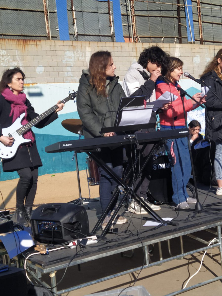 Avui, dia internacional de la Pau i la No-violència tots els alumnes de l’Institut escola El Molí hem celebrat una gran festa on hem gaudit de lectures i actuacions musicals. #DENIP23