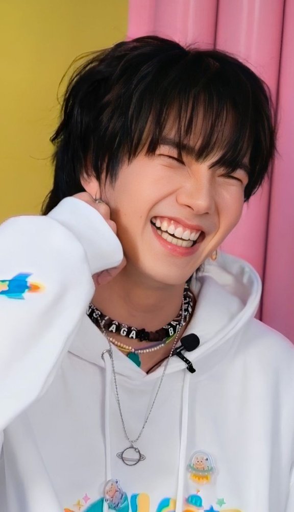 Bubble_127's tweet photo. Sus sonrisa es hermosa🥺
Mí mayor miedo es que después de esto el no vuelva a sonreír así, pero aremos lo posible para que el vuelva a ser feliz 
Fuerzas burbujitas💙
#BuildJakapan #BuildurluvexBuild 
#buildjakapansupoort #WeLoveBuild https://t.co/FSjWCFPapT