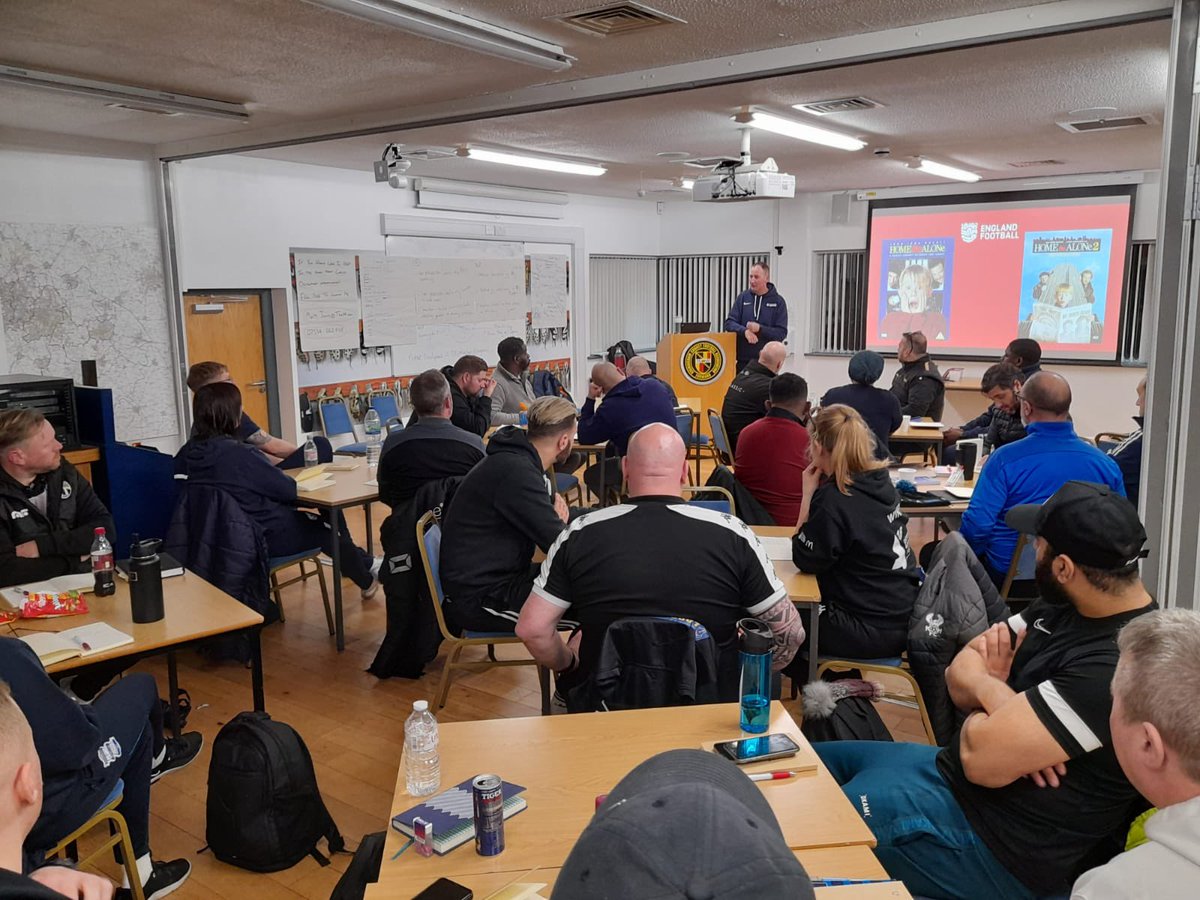 RusSmith0907's tweet image. 30 coaches wanting to help NEW coaches ,🙌👐 for night 1 of the Coach/Mentor Developer series #OnTheGrass #GetsomeHelp for NEW Coaches @BirminghamFA @EnglandFootball  thanks 4coming @SCTFC @BC_CoachesClub @ColtsHalesowen @StourbridgeWFC @WBAFoundation @AC_XCVII @PawelKrystkiew1