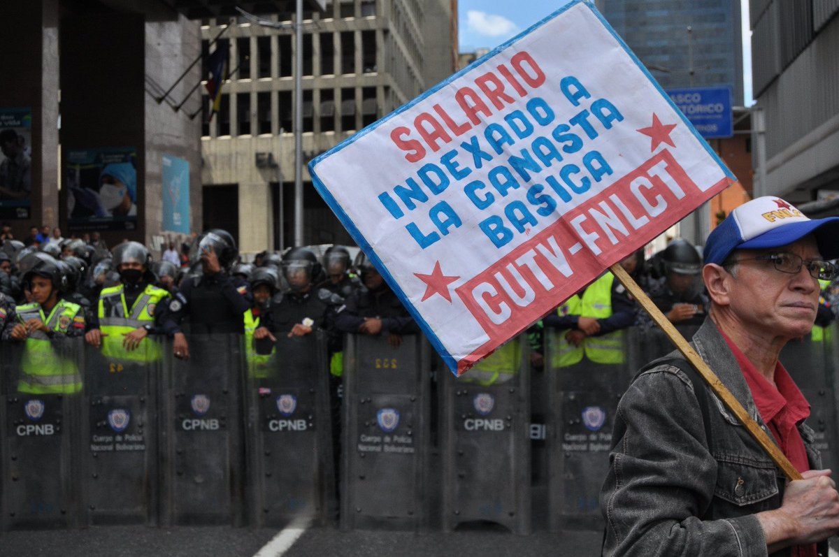 CUTV_Venezuela's tweet photo. #30Ene Por cuarta semana consecutiva, las y los trabajadores de la Administración Pública, particularmente del sector educativo, salen a las calles para exigir la indexación de salarios y pensiones a la canasta básica. 
#SalariosDignosYa https://t.co/X1HmcqYR3m