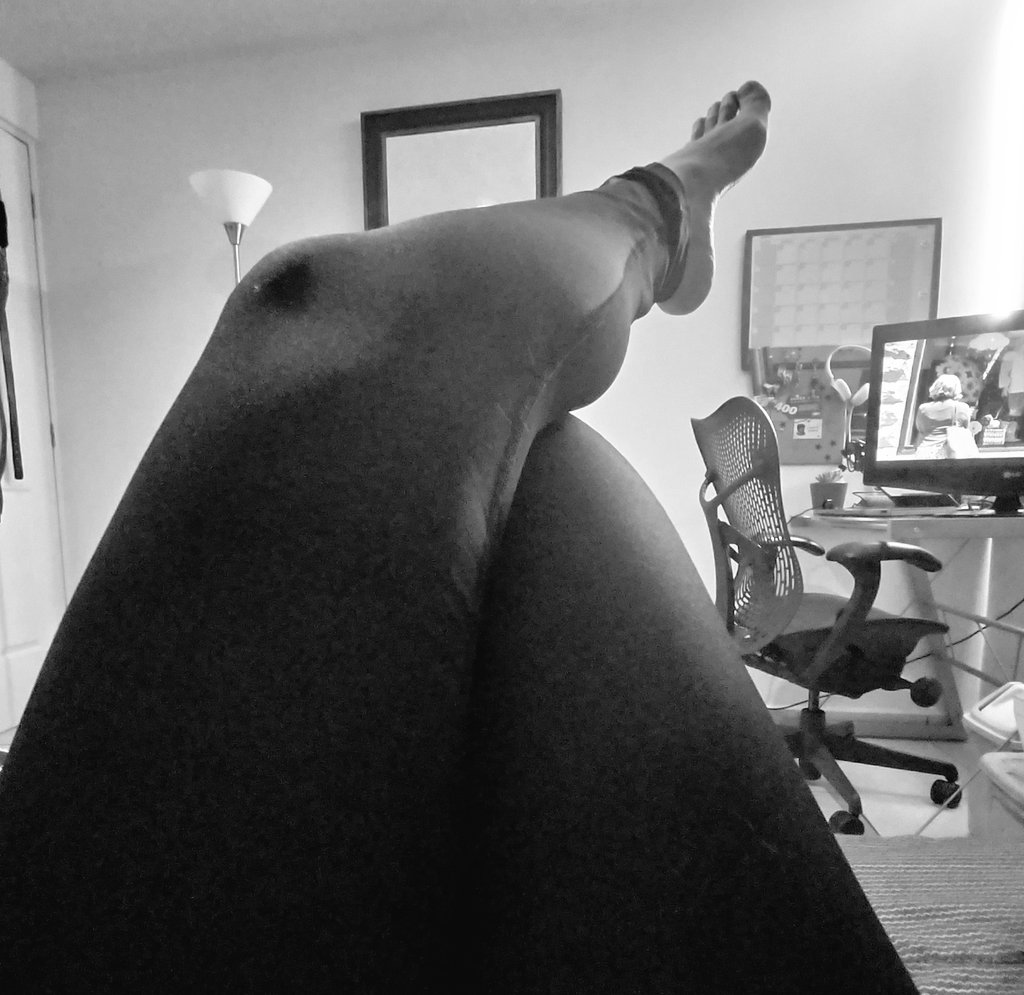 ireen_galindo's tweet photo. La neta estudié #Danza para trabajar en leggins y descalza todos los días 🙂🥰💃 #DancerThings #BailoLuegoExisto https://t.co/B6gU2COo91