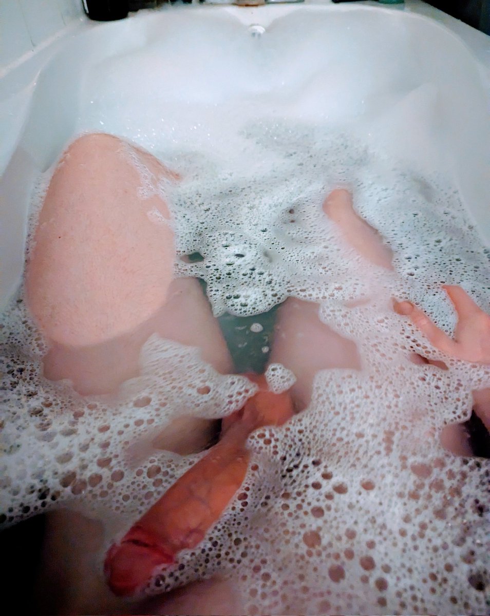 TheJasperRiley's tweet photo. Join me for a soak? 🛀 https://t.co/OXp1AFaziq