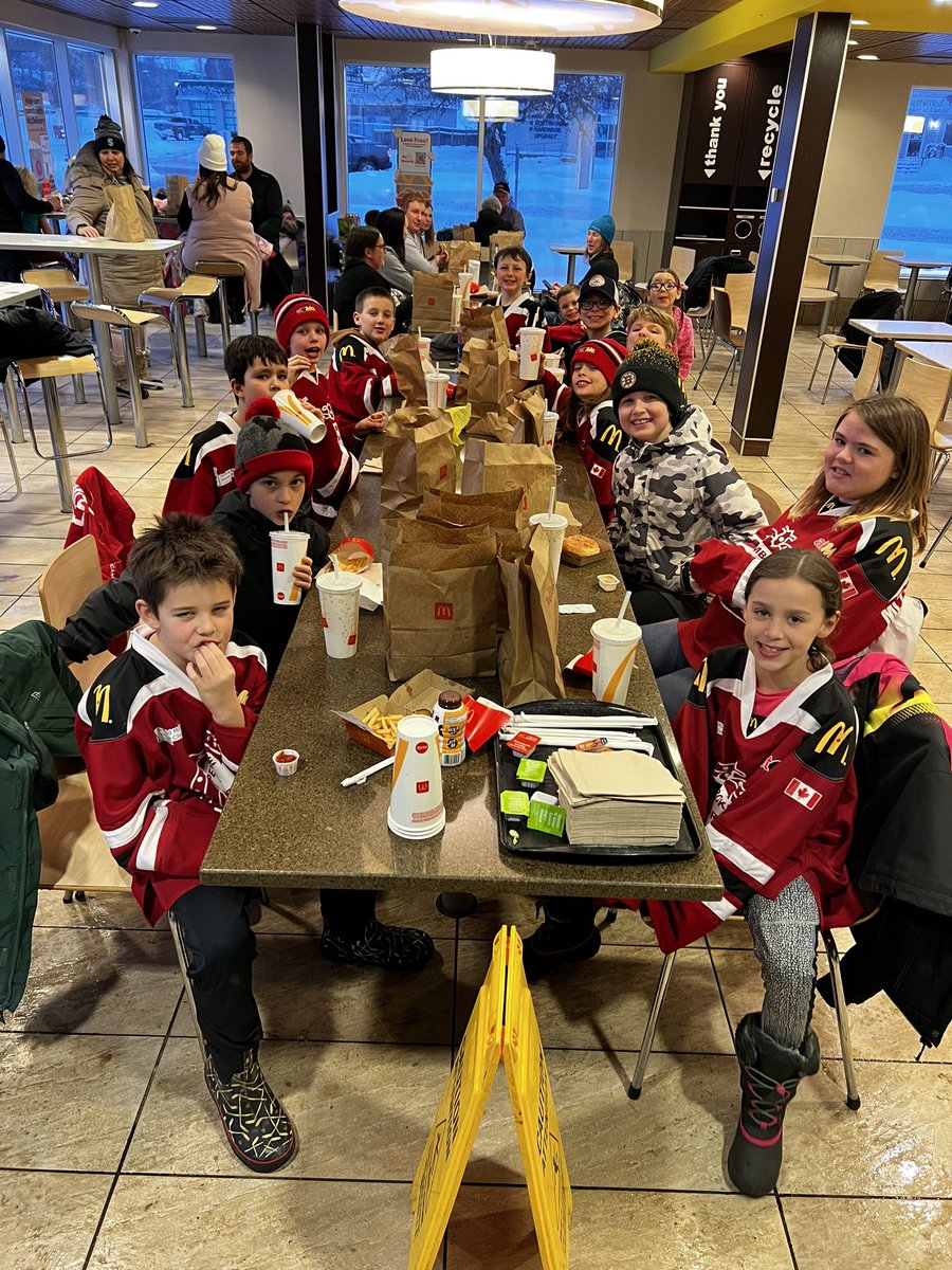 The U11 Pembroke Firecrackers stopped in to MickyDs for a team dinner before practice today. This gang is working hard to hold onto their tier A playoff spot! Thanks for the great year (so far) <a href="/McDonaldsCanada/">McDonald's 🇨🇦</a>.