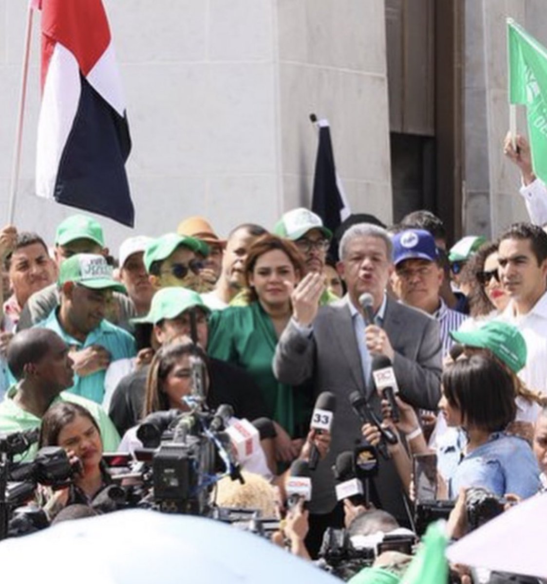 condesatv1's tweet image. Dice el dr. @LeonelFernandez que no se debe ceder a las presiones internacionales de aceptar refugiados del hermano país de Haití. 

¿Qué dice el pueblo?