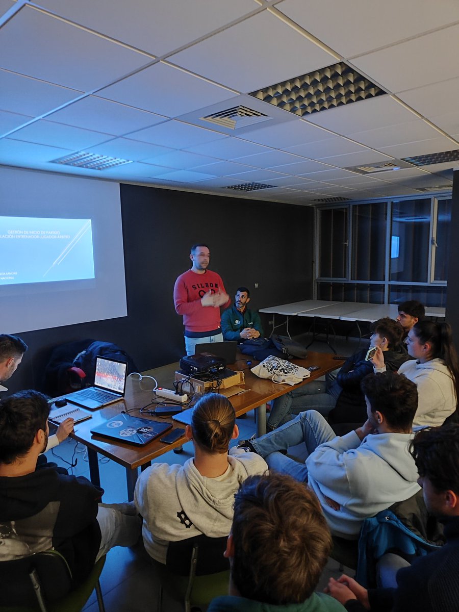 CTACordobesa's tweet image. La reunión semanal comenzaba con análisis de partidos a cargo de @MurilloAlberto8, después se dio la charla de gestión de partido y relación con el entrenador por Pablo García, acompañado por el jugador de @CordobadeBM y entrenador de alzahir @julianportero8, gracias por la ayuda