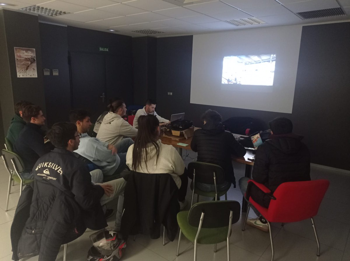 CTACordobesa's tweet image. La reunión semanal comenzaba con análisis de partidos a cargo de @MurilloAlberto8, después se dio la charla de gestión de partido y relación con el entrenador por Pablo García, acompañado por el jugador de @CordobadeBM y entrenador de alzahir @julianportero8, gracias por la ayuda