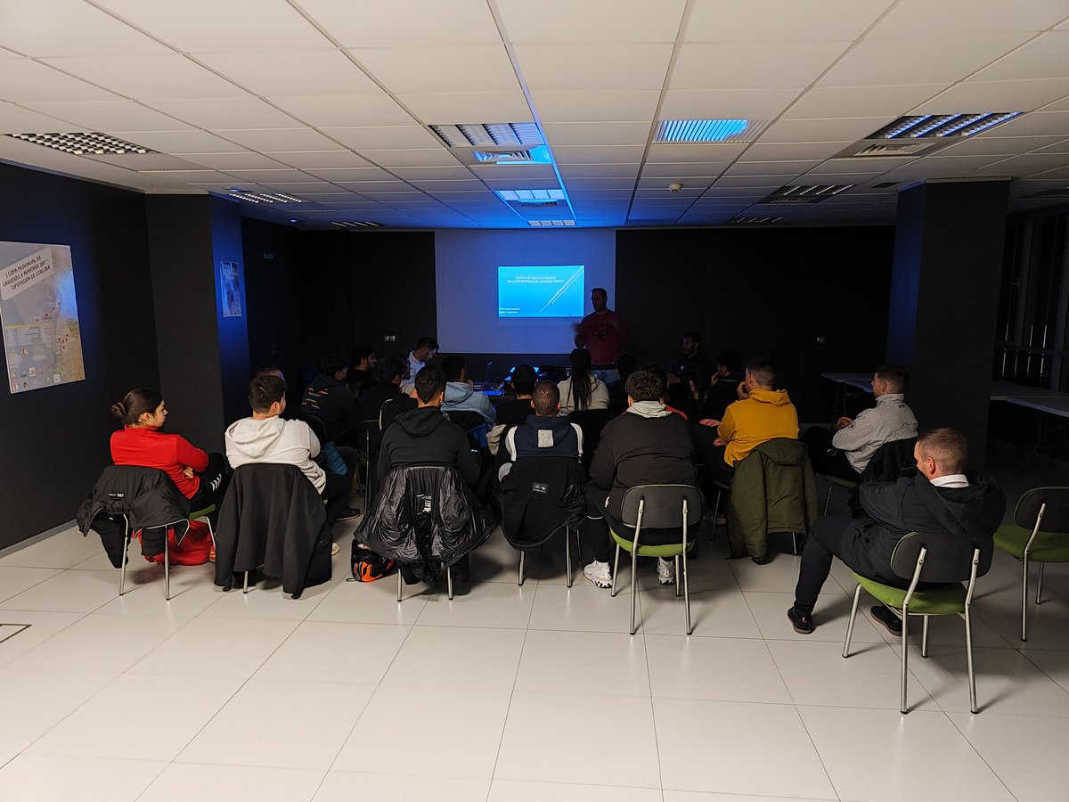 CTACordobesa's tweet image. La reunión semanal comenzaba con análisis de partidos a cargo de @MurilloAlberto8, después se dio la charla de gestión de partido y relación con el entrenador por Pablo García, acompañado por el jugador de @CordobadeBM y entrenador de alzahir @julianportero8, gracias por la ayuda