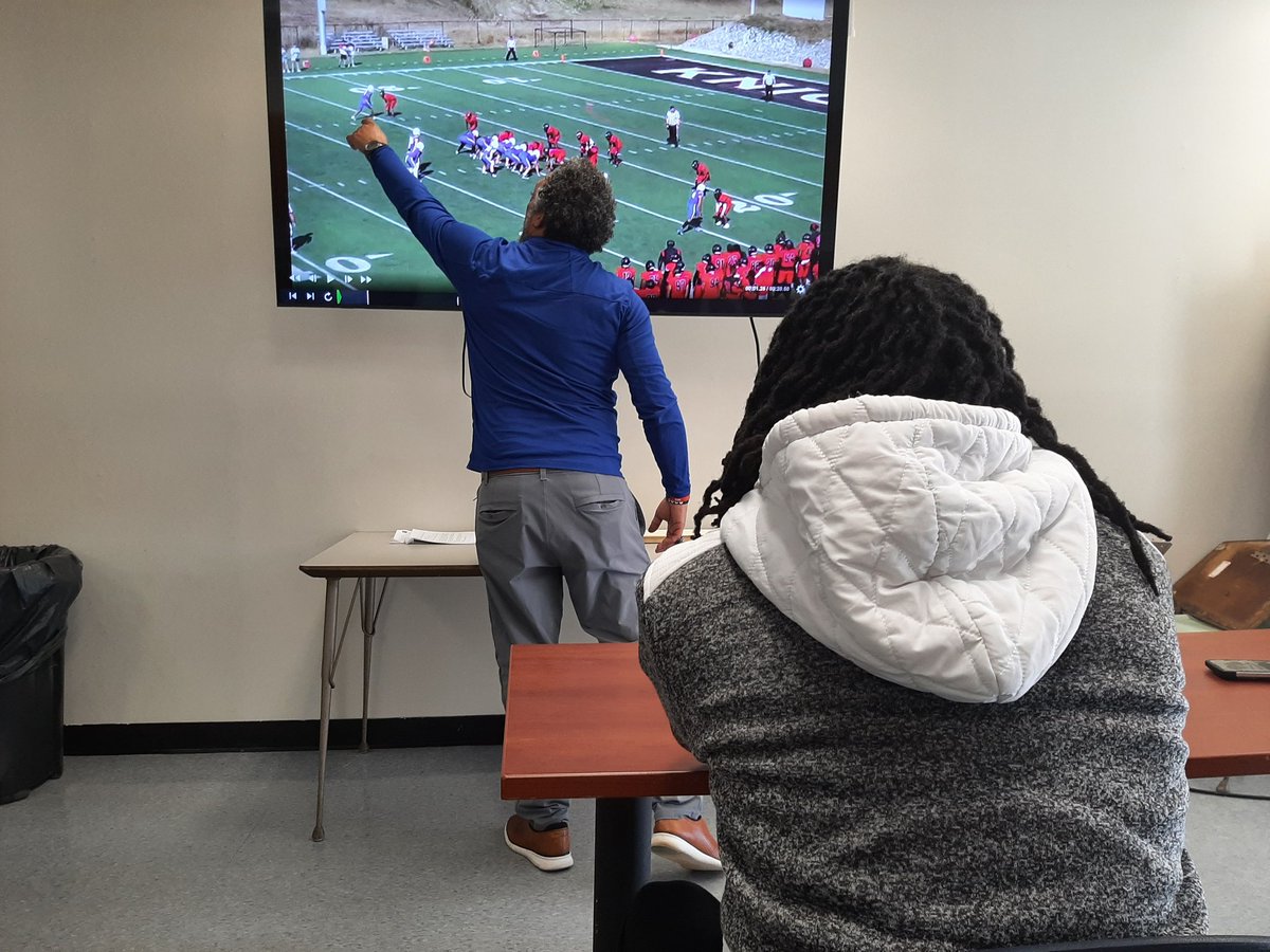 DevonteHill910's tweet photo. Had a great official visit at @StAndrewsFB. Learned a lot about NAIA and what SAU has to offer.  Thank you Coach @rcurtin29 for the invite. Thanks @coach_oskie_21 for taking the time after the visit to walk me through your philosophy, vision, and approach to the WR position. https://t.co/KfmTg8MAdp