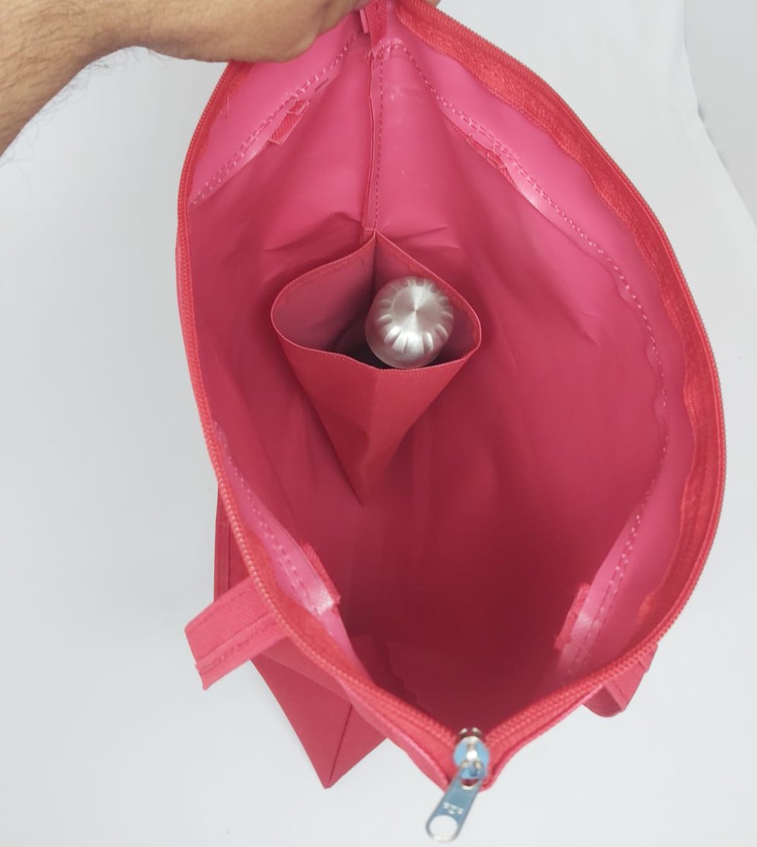 kaol_'s tweet photo. Estamos criando uma bolsa estilo ecobag com lugar pra pôr a garrafa de água (vai ter revestimento térmico). Vcs preferem assim por dentro ou por fora? https://t.co/0ed9Wg4StR