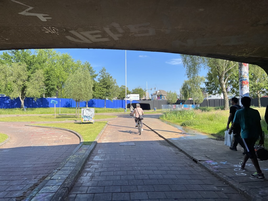 Qagggy's tweet image. The Hovenring gets attention but Eindhoven also has this cool bicycle interchange. It's a clever solution for navigating what would otherwise be a dangerous and inhospitable environment for people on bikes.