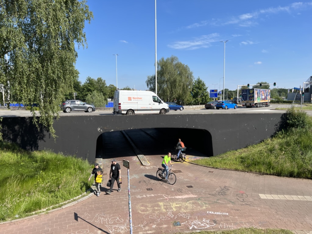 Qagggy's tweet image. The Hovenring gets attention but Eindhoven also has this cool bicycle interchange. It's a clever solution for navigating what would otherwise be a dangerous and inhospitable environment for people on bikes.
