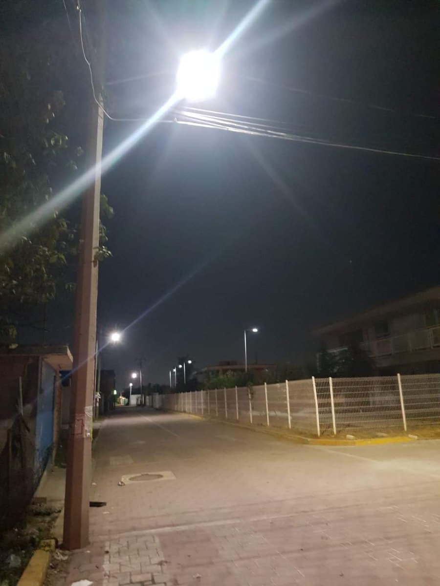 HAmozoc's tweet photo. 👉🏻Todos los días trabajamos para brindarte mejores servicios 

✅Por instrucciones del presidente municipal Mario de la Rosa Romero, el Departamento de Alumbrado Público realizó la reparación de luminarias, colocación de alarmas vecinales  e instalación de lámparas nuevas. https://t.co/FmD0QVQ3hO