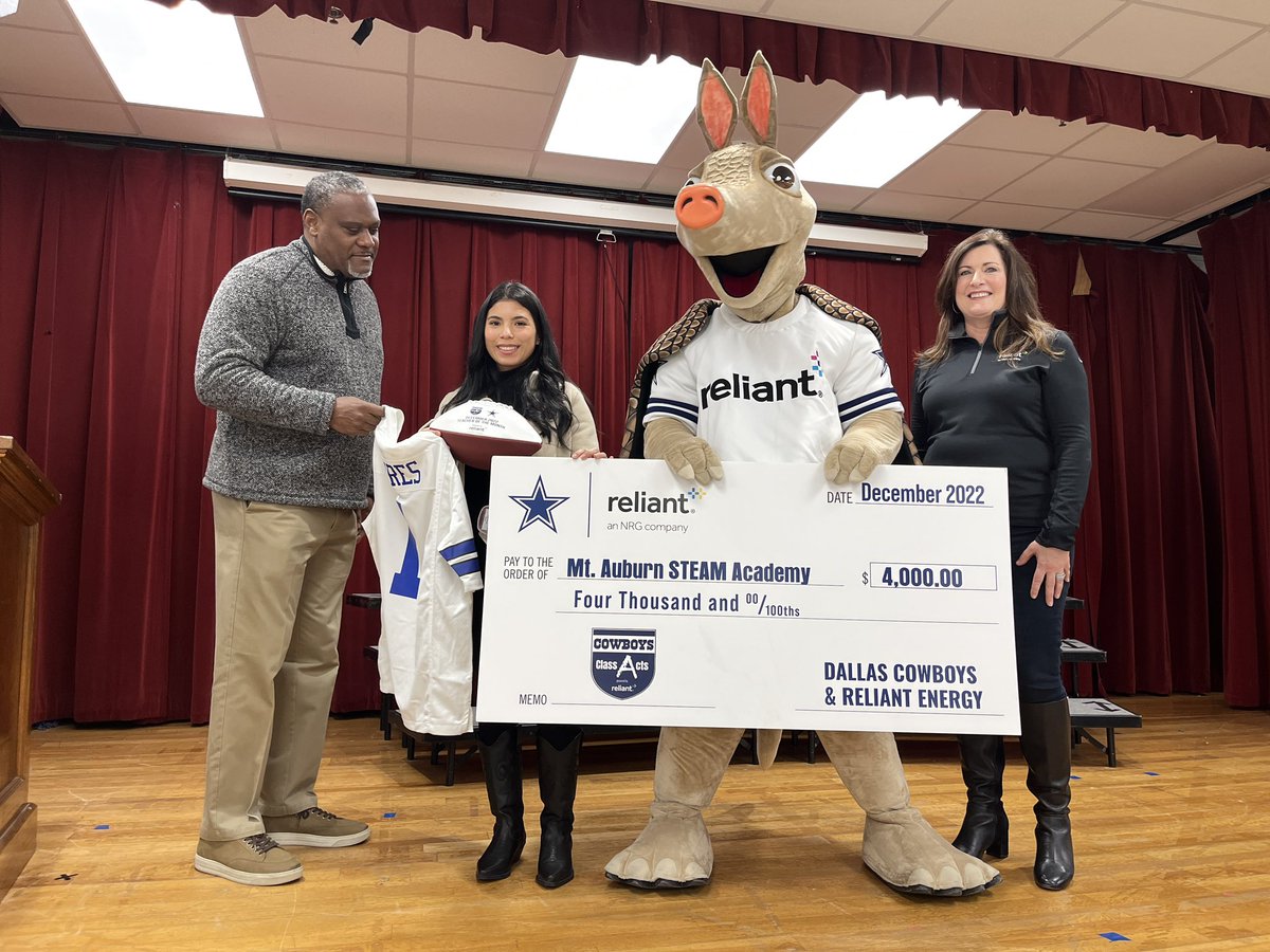 LuisJuarezTX's tweet photo. We are so proud of Ms. Flores! Today, she was recognized as the @dallascowboys &amp; @reliantenergy Class Act Teacher for her outstanding work and dedication to our @Mount_Auburn students. Congratulations! @dallasschools @DMPetters https://t.co/uAIERlmuPn