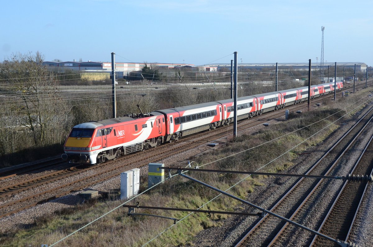 MrDeltic15's tweet image. Just had to make a visit to Marholm today to capture the final workings of the VTEC Red/White livery on the ECML. 91107 'Skyfall' propels 1Y84 York to Kings Cross, the penultimate ECML service in this livery @LNER @225groupuk @railcamlive @RailwaysToday #ECML #Class91 #VTEC