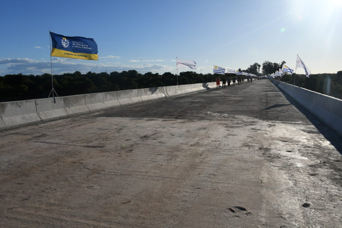 mtopuy's tweet photo. El nuevo Puente Picada Oribe, en San Gregorio del Polanco, Tacuarembó, obra de 200mts de longitud que conectará el balneario, quedará habilitado próximamente. #Hoy lo recorrieron el Presidente @LuisLacallePou, Ministro @JLFalero, Subsecretario @juanjoolaizola y otras autoridades. https://t.co/qVh1bxbG8U