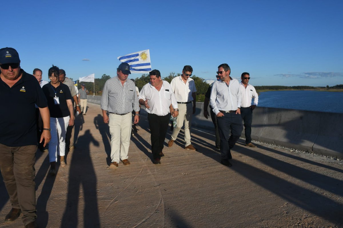 mtopuy's tweet photo. El nuevo Puente Picada Oribe, en San Gregorio del Polanco, Tacuarembó, obra de 200mts de longitud que conectará el balneario, quedará habilitado próximamente. #Hoy lo recorrieron el Presidente @LuisLacallePou, Ministro @JLFalero, Subsecretario @juanjoolaizola y otras autoridades. https://t.co/qVh1bxbG8U