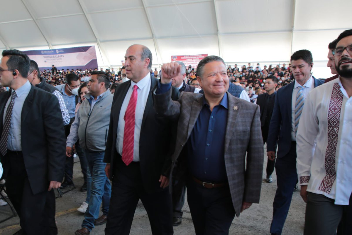 natycastrejonv's tweet photo. Fue un placer acompañar al gobernador @juliomenchaca_ a la reunión con la comunidad educativa del #InstitutoTecnológicodePachuca a quienes invito a sumarse para hacer de #Hidalgo una potencia a través de desarrollar su talento y máximo potencial humano. 
#PrimeroLaEducación https://t.co/vXoB3WQUub