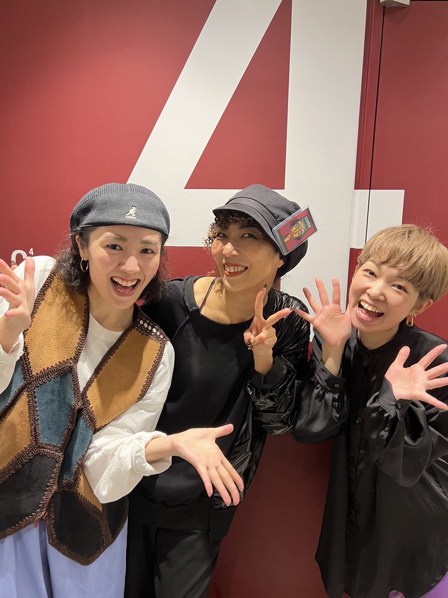 yoshiebbc's tweet photo. 徳島娘！アズとミカ！
地方はコロナも関係して、ダンスやめて行く人も多く、CLUBもつぶれて、刺激減少の中、私のインスタのストーリーやフィードの投稿でのダンスが唯一の支えで楽しみだと言ってくれる。
取るに足らない日常ダンスだけど誰かのパワーになれるなら嬉しいよ。。^ ^
@MIKA_CAMBRIAN https://t.co/z2PPYoHFIC