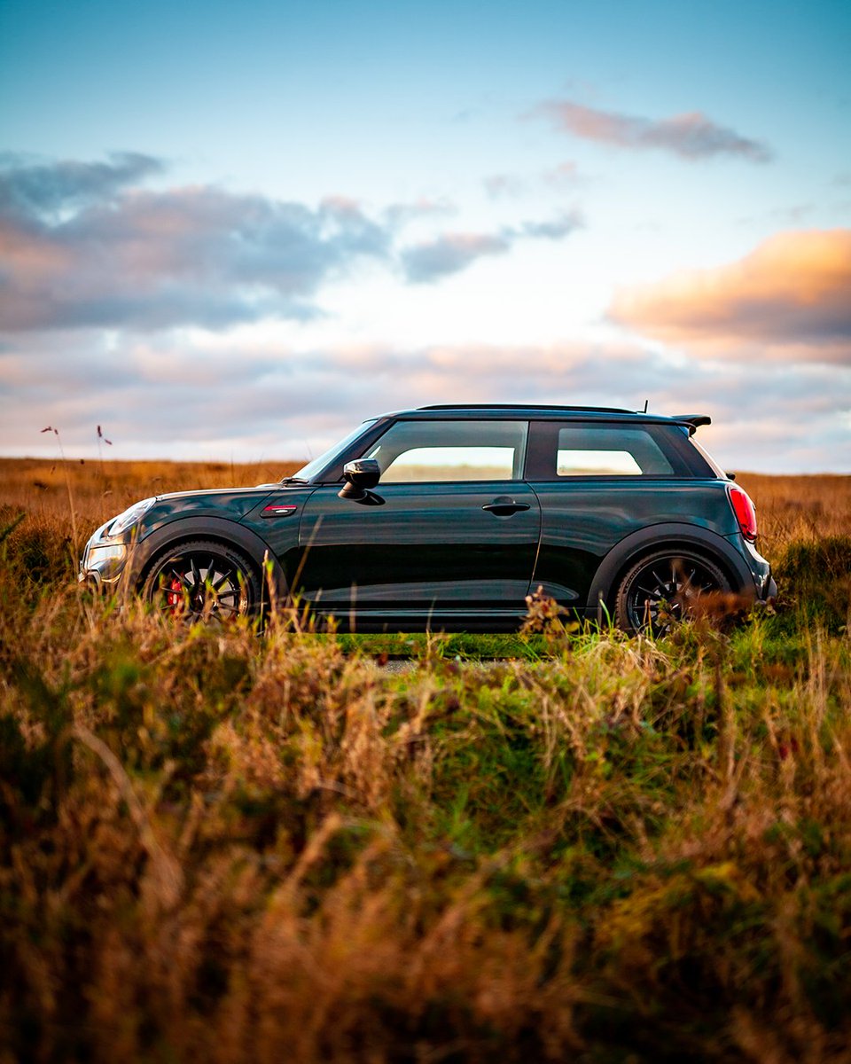 A golden hour MINI? You’re spoiling us. 
📸 IG User jv1suals. 🙌

#MINILife #JCW #MINI