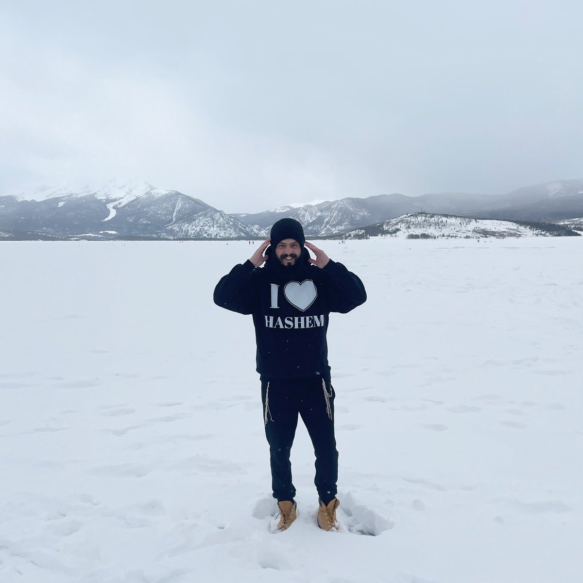 ariblesser's tweet photo. Big thanks to #Chabad of Vail for an awesome Shabbos in the #Rockies. Spent the last day of my trip chilling on #LakeDillion surrounded by cross-country skiers, ice fishers, and the stunning snowcapped peaks of the #GoreRange. Already looking forward to my next visit to Colorado! https://t.co/HKEWdrDus2