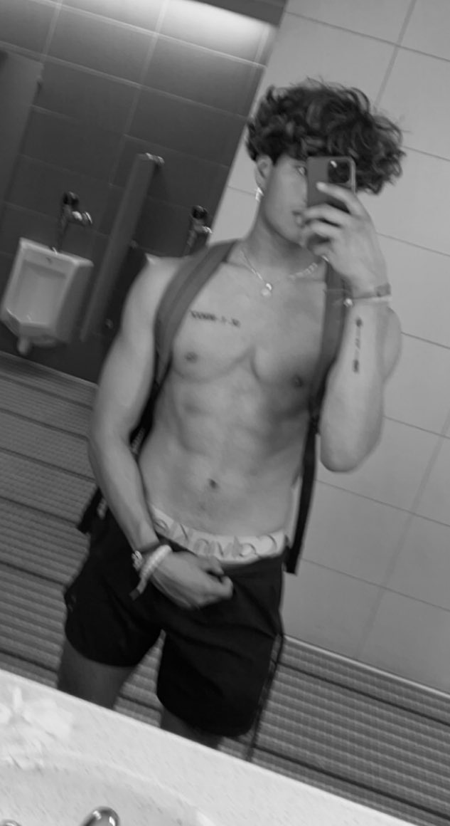 BeveridgeOssie's tweet photo. Waiting for my bttm after the gym , rt and I’ll show the rest on OF https://t.co/vLdSkgIivI
