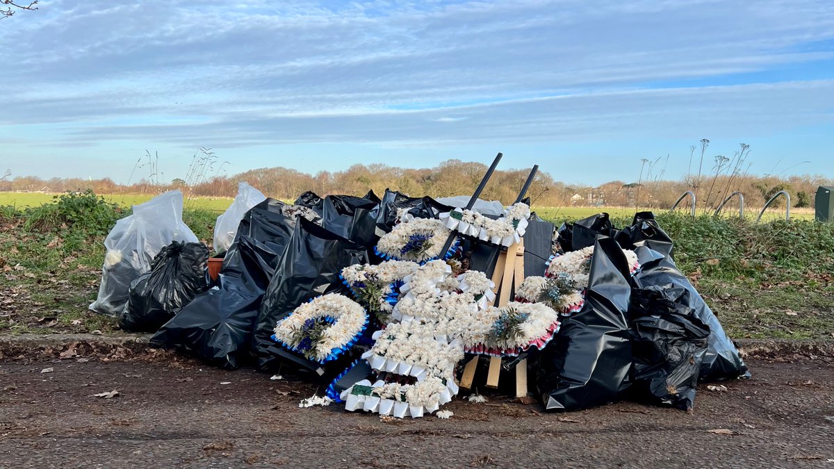 Massive thanks to <a href="/Flats_Pickers/">WansteadFlatsPickersCollective</a> for their efforts again yesterday. This picture captures a few things!!
The sadness of people throwing their litter away
The great spirit of people getting together to clear it up 
The beautiful image of the sky above the rubbish
