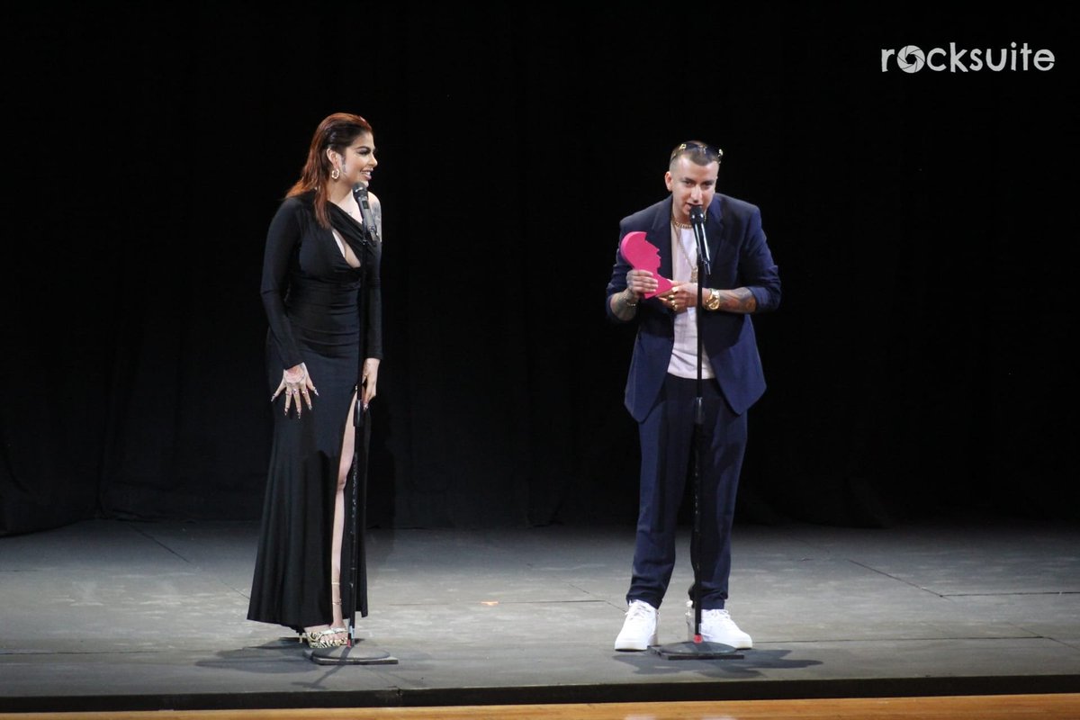 RocksuiteMx's tweet photo. El rapero #ToserOne de @alzadaoficial fue el ganador de la terna "Mejor canción rap/hip-hop" con el tema "Suficiente", y fue presentado por la cantante #YossBones https://t.co/vNAG3Gu0ls