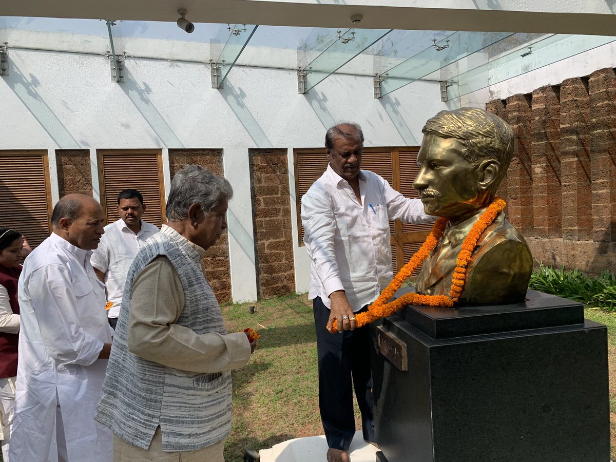 Offered floral tribute to father of nation Mahanta Gandhi on the occasion of Martyrs day at Gandhi peace center BBSR @CMO_Odisha @Naveen_Odisha @MoSarkar5T