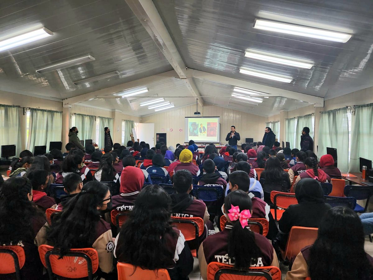 Paco_SilvaRob's tweet photo. Gracias por esta cordial invitación a la Sec. Técnica No. 18, en el histórico #JaralDeBerrio, en donde les presentamos las lecturas de #EntreLosSiglos a sus amables y atentos alumn@s. 📚🏫
Mi gratitud al cuerpo docente por su consideración y espacio en esta institución 👩🏻🏫👨🏻🏫🙏🏼😊 https://t.co/W8esaEeQiw