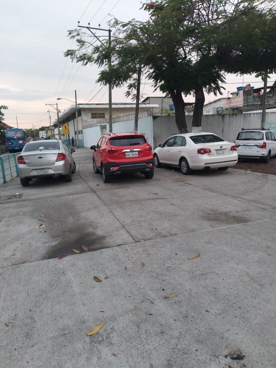 Ltamayo11's tweet image. Señores @ATM_Transito en la intersección de las calles Av Machala y Vacas Galindo casi todos los días un grupo de malos ciudadanos parquean sus vehículos sobre la acera, cuando se acercan por el sector y sancionan a estos malos conductores. Adjunto foto tomada este momento.