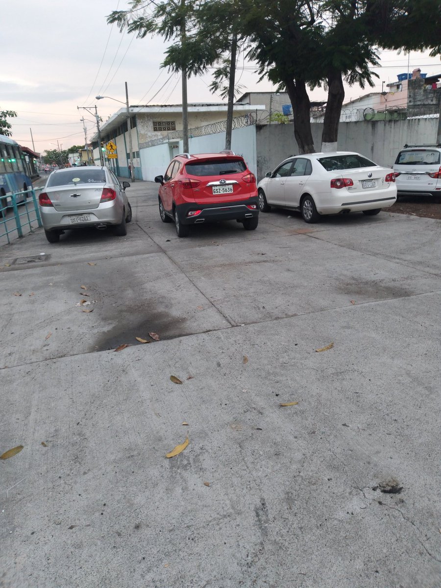 Ltamayo11's tweet image. Señores @ATM_Transito en la intersección de las calles Av Machala y Vacas Galindo casi todos los días un grupo de malos ciudadanos parquean sus vehículos sobre la acera, cuando se acercan por el sector y sancionan a estos malos conductores. Adjunto foto tomada este momento.