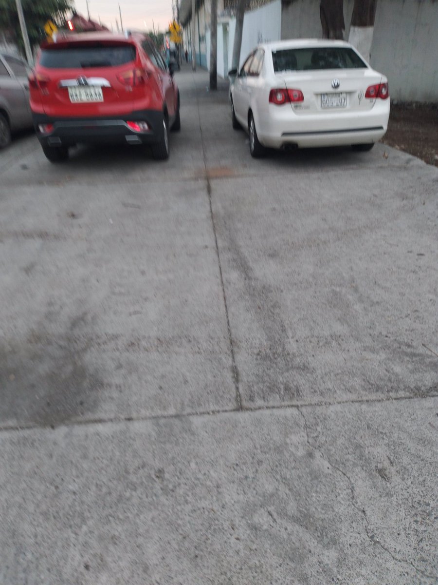 Ltamayo11's tweet image. Señores @ATM_Transito en la intersección de las calles Av Machala y Vacas Galindo casi todos los días un grupo de malos ciudadanos parquean sus vehículos sobre la acera, cuando se acercan por el sector y sancionan a estos malos conductores. Adjunto foto tomada este momento.