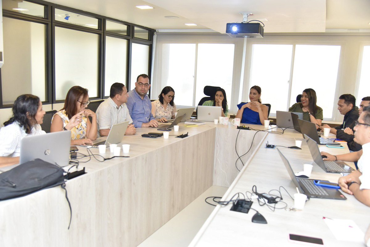 Jackierojass11's tweet photo. Hoy tuvimos una jornada productiva 👏🏻 

Junto con mi equipo de la regional @SenaAtlantico evaluamos nuestro logros del 2.022 y proyectamos nuestras metas en este 2.023 📈

De la mano de Dios, será un año maravilloso en pro de la formación para el trabajo 🙏🏻 https://t.co/l4r9URKSGo