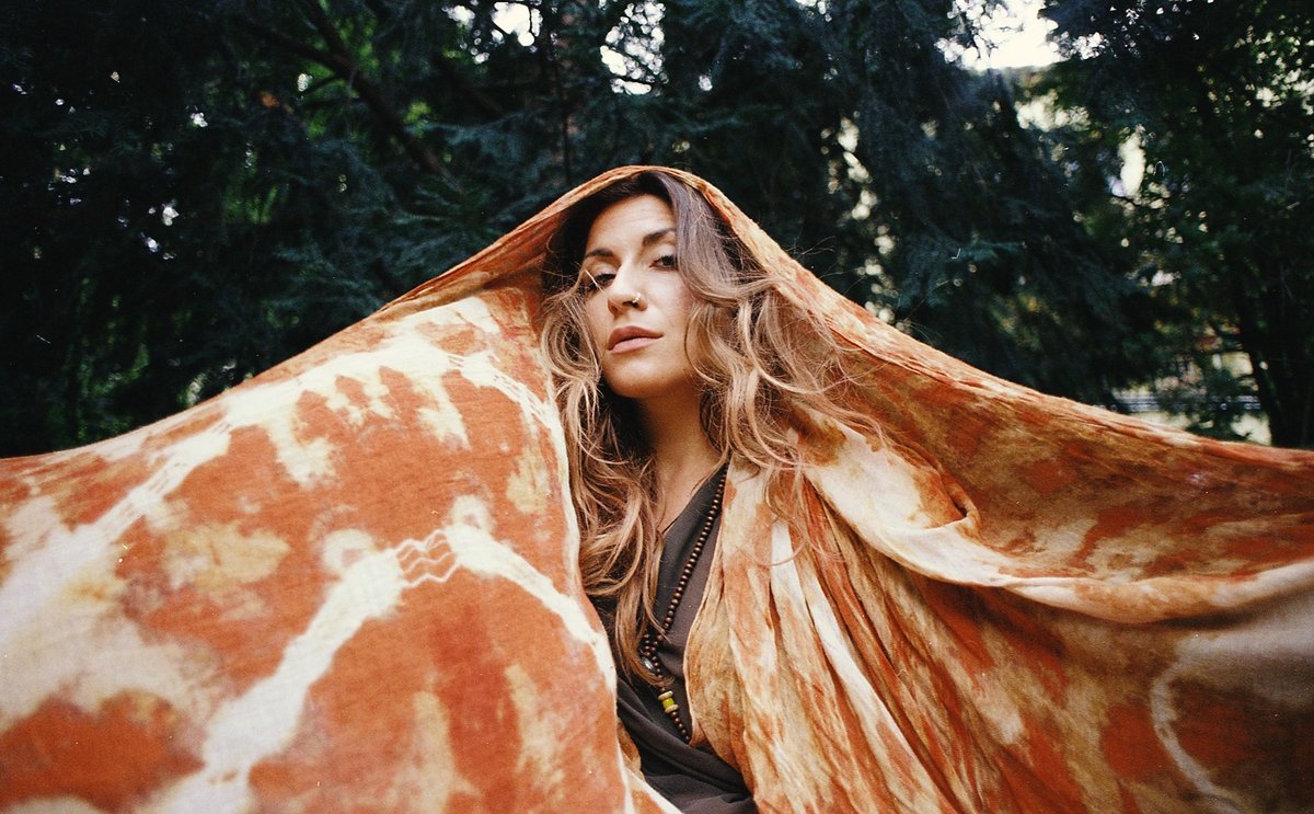 Stockholm born singer-songwriter and artist <a href="/WhyOhVai/">Antonia Vai</a> releases the first single and music video, ‘Where The Bluebirds Fly,’ from her forthcoming album of the same title.
youtu.be/7KJzjmv-7Bw