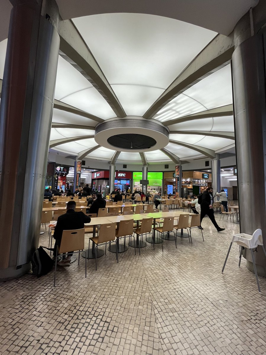 abygaelle_bchr's tweet photo. Au Portugal c’est trop bien, y’a des « aires de repas » dans les centres co, en gros quand tu manges à plusieurs, chacun prend à manger dans le resto de son choix et tout le monde mange ensemble dans le hall ! 🇵🇹 https://t.co/jg5LZvgZqF