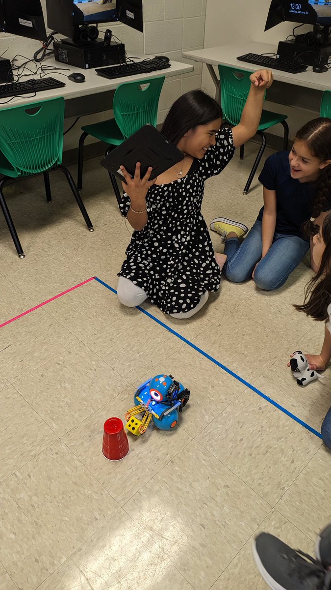Ocelotscode's tweet image. ๐คWhen our robot friends come out to play it is always an exciting Coding Lab day!๐ Today my little coders were ecstatic about trying the new Dash gripper and Bee-Bot writing tool attachment! @vlondrie ๐ค #LosFresnosCodes #OcelotsCode #coding108