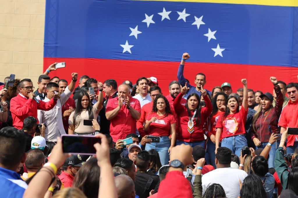La #JuventudDeChavez seguimos con el Presidente <a href="/NicolasMaduro/">Nicolás Maduro</a>