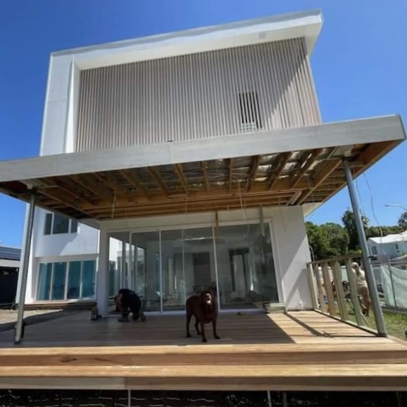 PentForestry's tweet image. Walk right in; mind your step. 

Blackbutt Decking takes charge of this beautiful Cabarita home.

#timberdecking #timberflooring #australiantimber #pentarchforestry #timber #madeinaustralia #responsiblewood #sustainable 

Builder: @r_m_c_build
Supplier: @greenmount_timber