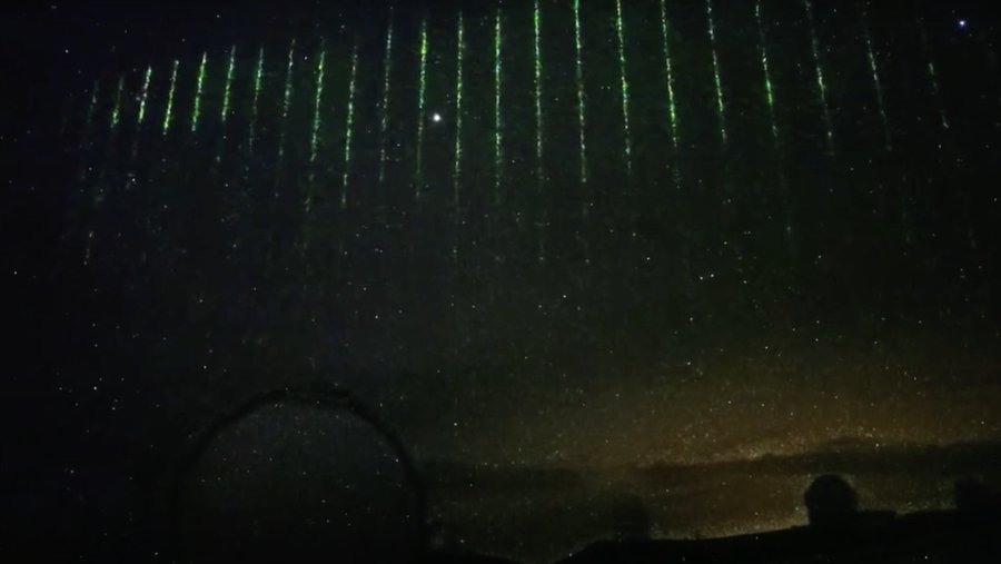 A series of green laser beams seen over Hawaii in January. (National Observatory of Japan)
